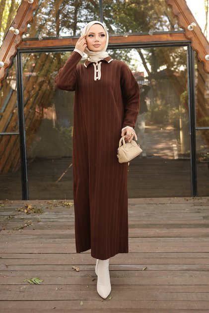 Geknöpftes Strickkleid mit Hemdkragen