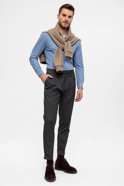 High-waisted men's trousers with buckle detail