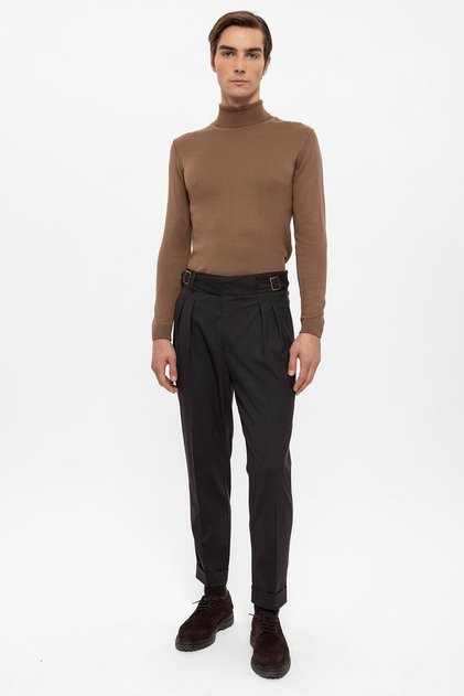 Buckle detailed pleated men's trousers