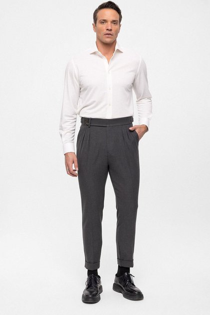 Pantalone sa visokim strukom (boyfriend stil) od plisirane tkanine sa detaljima kaiša sa bočnim kopčama