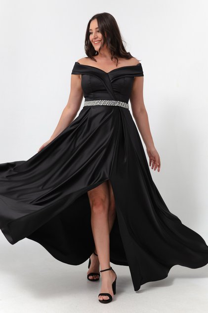 Rochie de seară de mărime mare, neagră, cu decolteu barcă, cu centură de piatră