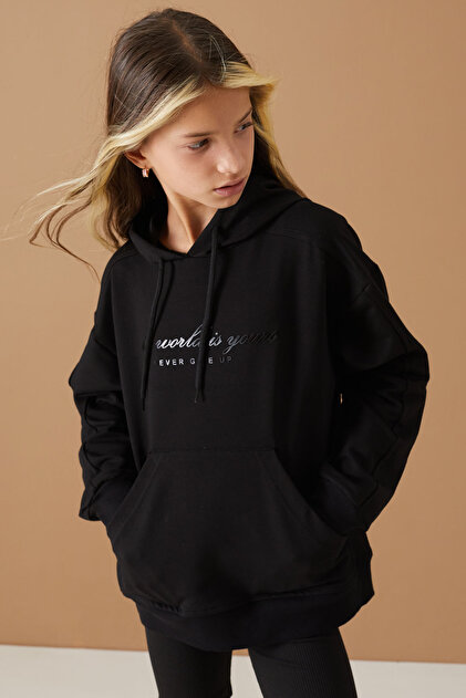 Cansın Mini Siyah Göğüs Yazılı Kanguru Cepli Kapüşonlu Kız Çocuk