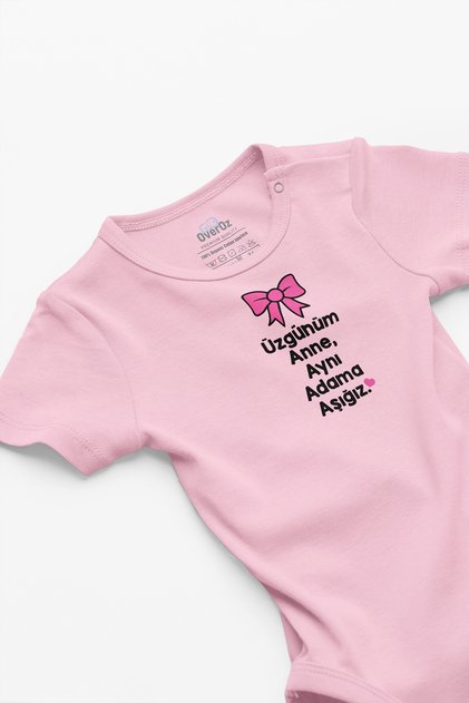 Organic 100% Cotton Sorry Mom We Are in Love with the Same Man Printed Baby Bodysuit Snap Fastener Bodysuit 5051-P
