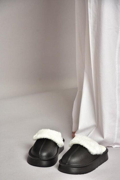 T 918264209 Black Plush Inside Women's Slippers