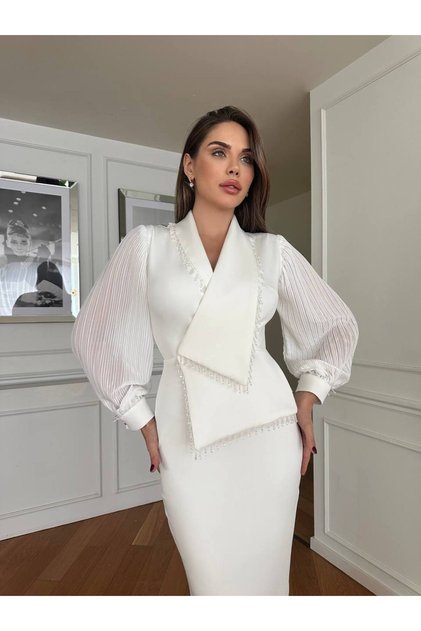 Rochie albă pentru femei, căptușită, din țesătură importată, plisată, cu broderie cu perle pe mâneci, detaliu cu nasturi și design special