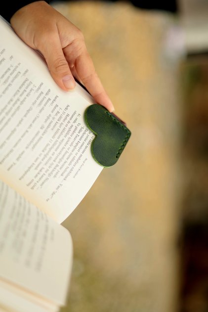 İsme Özel Kişileştirilebilir Hakiki Deri Dikişli Kalp Kitap Ayracı Hediyelik