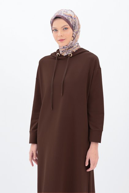 Braunes Basic-Strickkleid aus Baumwolle mit Kapuze