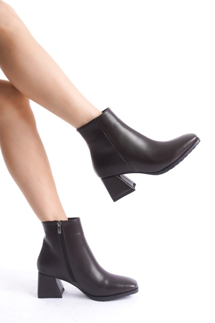Ezstar Bitter Brown Colored Blunt Toe Thick Heeled Daily Boots