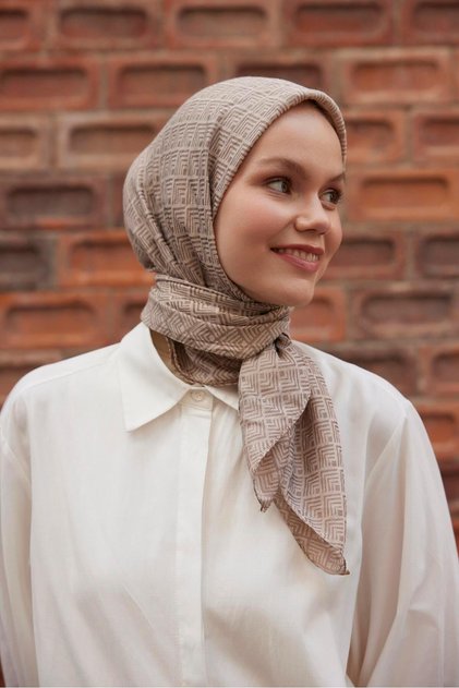 وشاح من الفيسكوز بنمط جاكار من فرو المنك