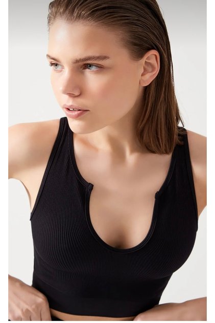 Women's Black Seamless Neckline Detailed Crop
