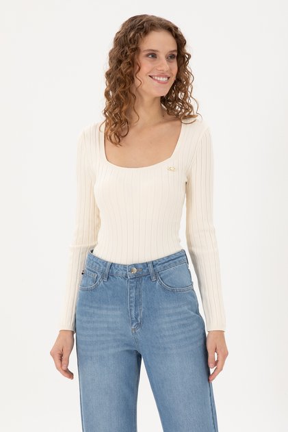 Cremefarbener Damenpullover mit quadratischem Kragen 50297408-VR071