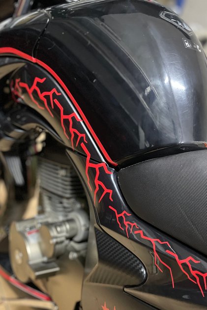 Motor ve Kask için Setli Kırmızı Yıldırım Şimşek Sticker Etiket Seti
