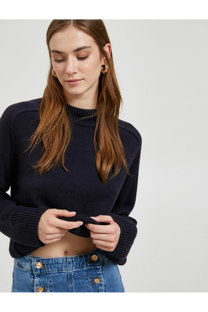 Crop-Strickpullover mit hohem Kragen und langen Ärmeln aus Kaschmir mit Struktur
