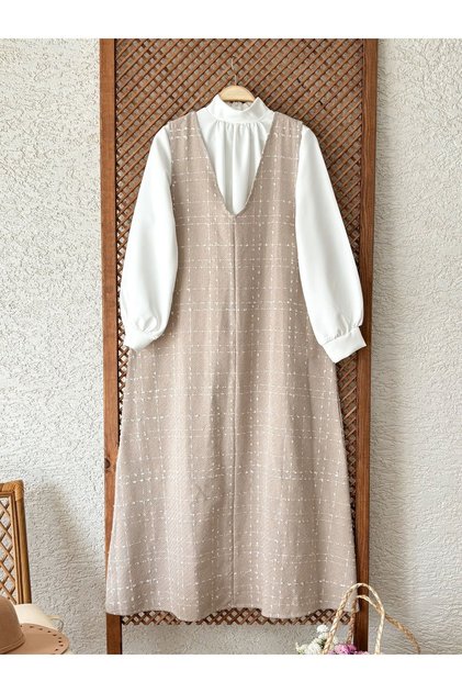 White Crepe Blouse and A-Line Beige Tweed Gilet (Bluz-Gilet)