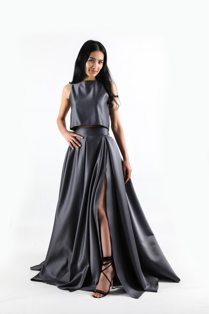 Fusta plisată în formă de A din satin gri, elegantă, cu detaliu cu fante