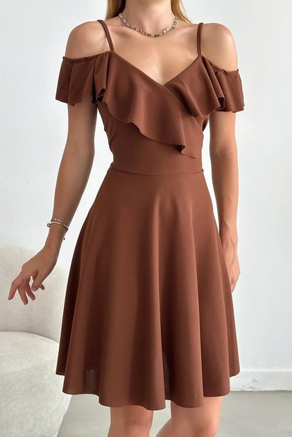 Rochie maro cu umeri cu volane