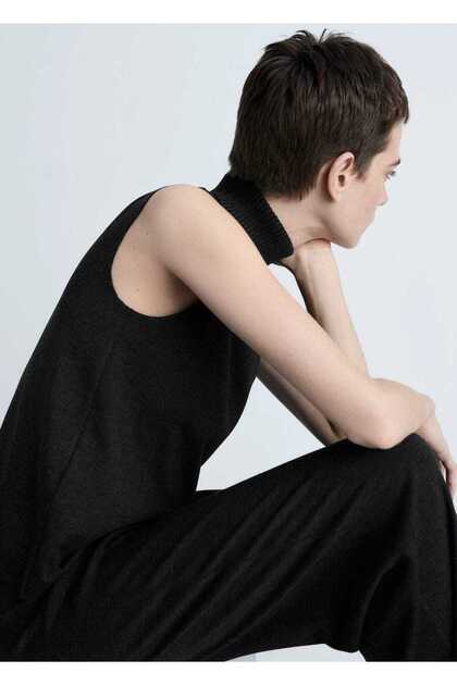 Turtleneck knit blouse