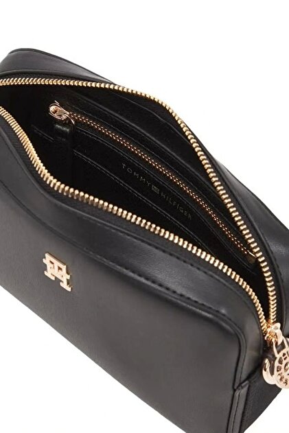 Tommy Hilfiger TH DISTINCT CAMERA BAG Kadın siyah Omuz Çantası