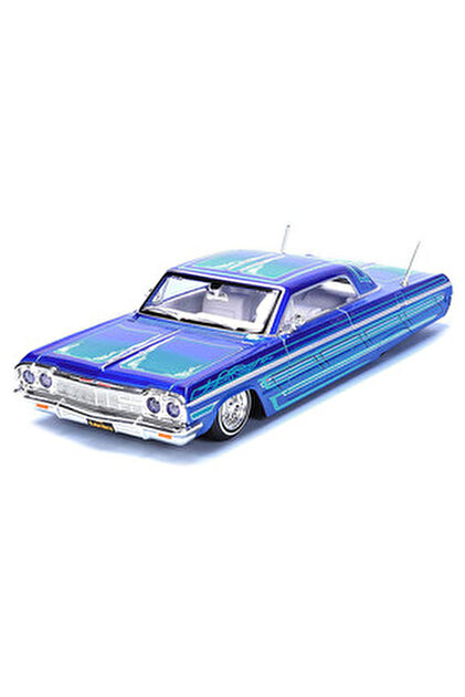1:24 1986 Chevrolet Monte Carlo SS Lowrider -- Candy Blue -- Maisto De