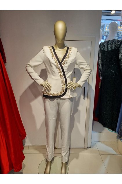 Jachetă cu guler dublu brodat cu piatră. Salopetă elegantă