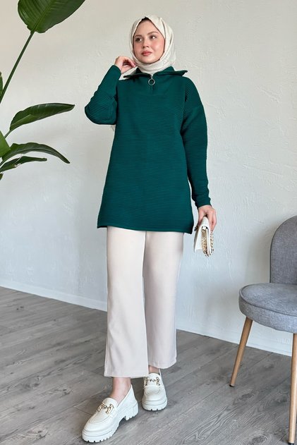 Dünner, gerippter, smaragdgrüner Strickpullover