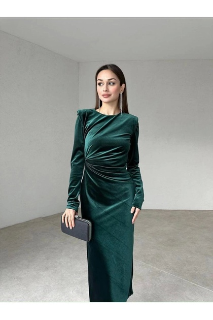 Yandan yırtmaçlı vatkalı drape detay kadife elbise zümrüt yeşili