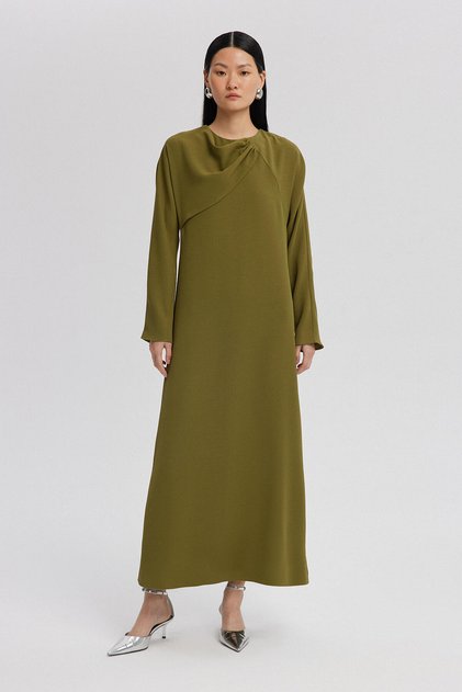 KLEID AUS CRÉPE MIT ASYMMETRISCHEM KRAGEN UND DETAIL