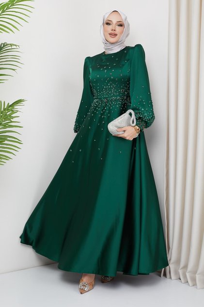 Rochie de seară din satin cu pietre aplicate răspândită pe față și mâneci VERDE 1658