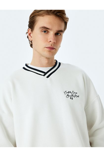 Long Sleeve Stripe Detailed Hooded Slogan Embroidered V-Neck Sweatshirt