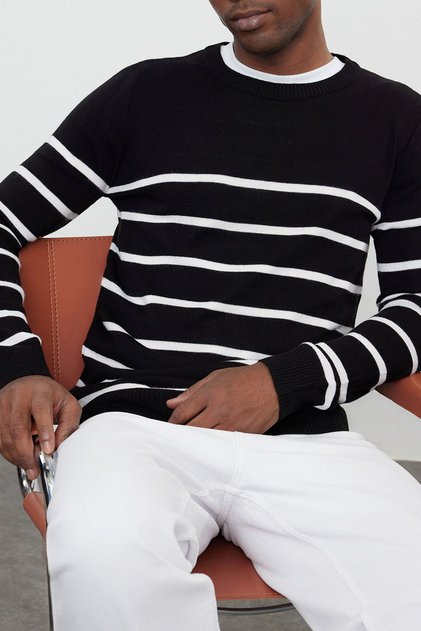 Schwarzer, lässiger, schmal geschnittener, gestreifter Strickpullover mit Rundhalsausschnitt für Paare/Paar, TMNAW25KZ00033