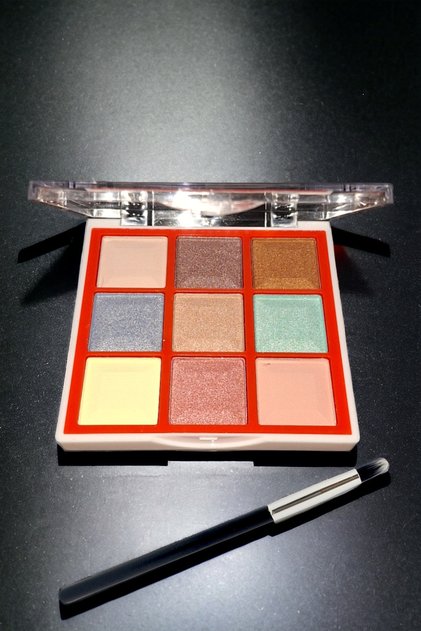 9-Piece Eyeshadow Palette - with Eyeliner Gift