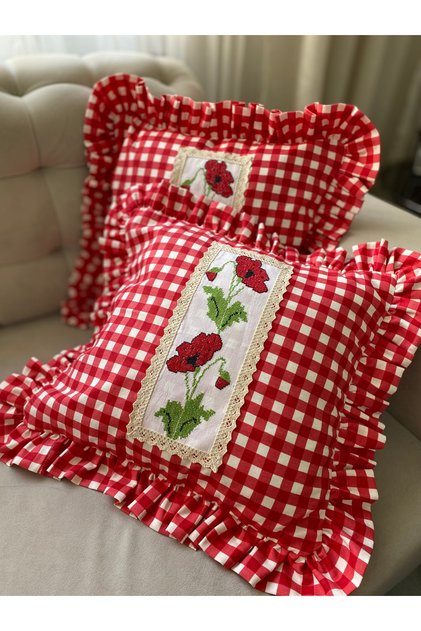 kırmızı pötikare kanaviçe işlemeli fırfırlı dekoratif kırlent kılıfı 45x45 cm (adet fiyatıdır)