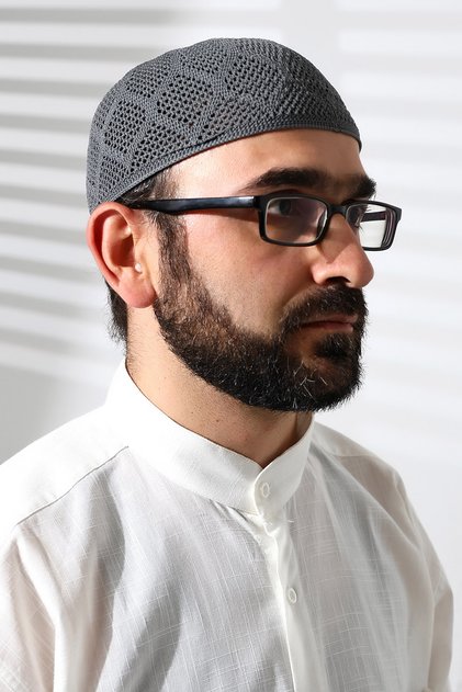 غطاء رأس للصلاة مصنوع من الدانتيل المحبوك آليًا ومزين بتفاصيل مطرزة، بلون دخاني