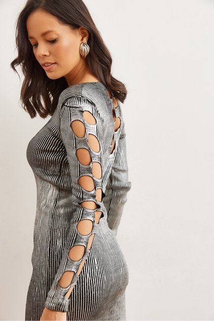 Rochie de damă argintie cu decolteu în V, spate și mâneci, decupate, tricotaje metalice ELB- 19002331