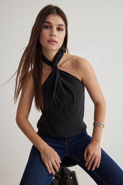 Siyah Modal Halter Yaka Boyundan Düğümlü Dokuma Bluz TWOSS25BZ00247