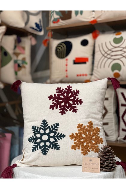 2-Piece Punch Pillowcase with Snowflake Pattern