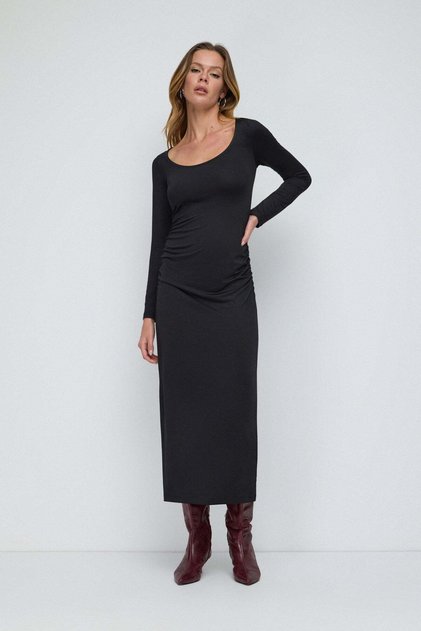 Langes Kleid mit gerafften Seitendetails
