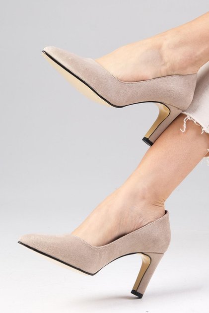 Pantofi de damă cu toc stiletto din piele de căprioară de culoare bej Lita