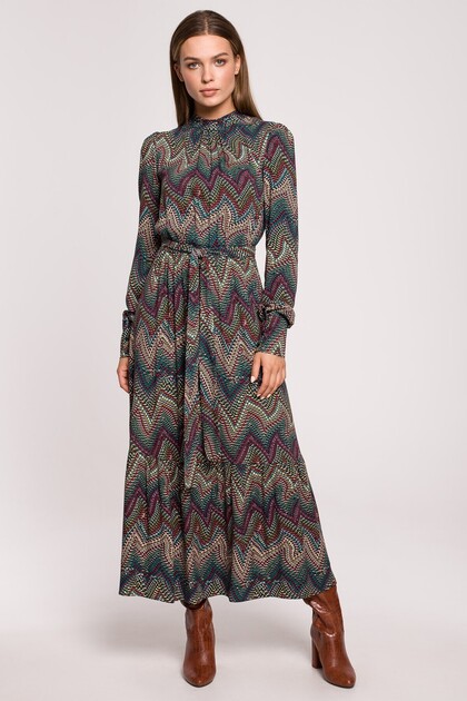 O rochie maxi feminina cu volan