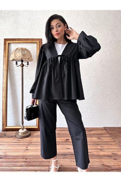 Schwarze Bluse mit Schnürung und Streifen