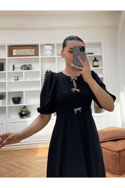 Bisiklet Yaka Fiyonk Aksesuar Detaylı Balon Kol Elbise