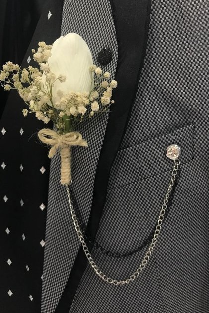 Beyaz Cipsolu Ve Beyaz Laleli Damat Yaka Çiçeği 1 Adet
