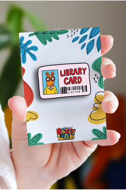 Library Card Arthur - Rozet - Ahşap - Pin - Broş - Yaka Çanta Aksesuar