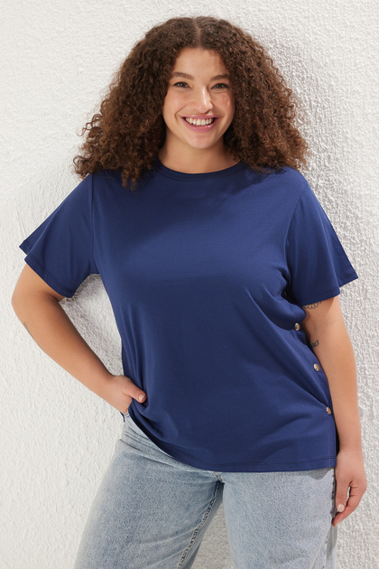 Lacivert Boyfriend Fit Yanda Çıt Çıt Detaylı %100 Pamuk Örme Büyük Beden T-shirt TBBSS24BF00000