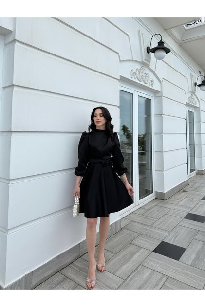 SCHWARZES ADEN-KLEID mit ausgestelltem Rock, elastischen langen Ärmeln und Schulterfalten-Details
