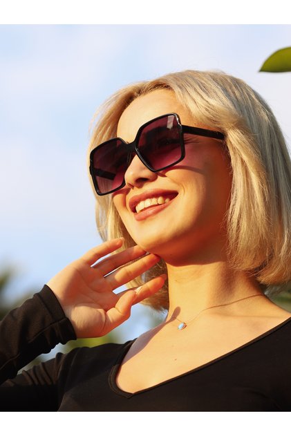 نظارة شمسية نسائية سوداء بإطار مربع عريض وزجاج أسود