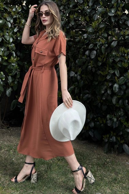 Rochie maxi de damă, mânecă scurtă, guler tip cămașă, model simplu, cu două buzunare, material aerobin, cu cordon, roșu cărămiziu