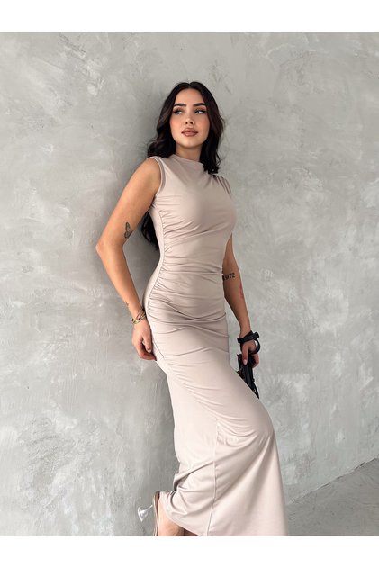 DRAPELİ BÜZGÜLÜ YIRTMAÇLI KOLSUZ ELBİSE