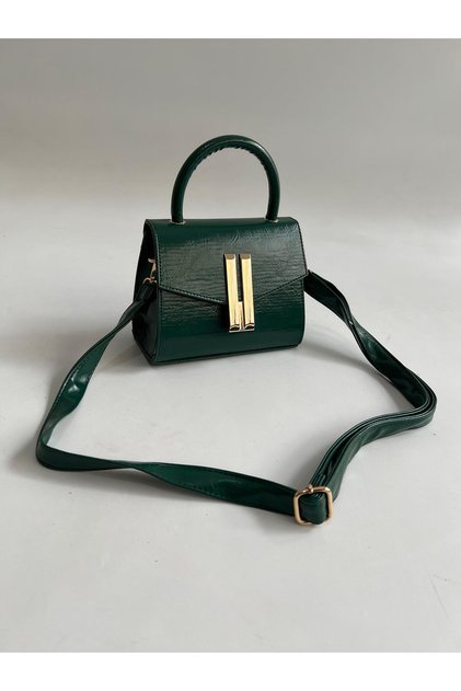 Bunny Model Hand and Women's Shoulder Bag Green