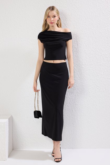 Siyah Büzgü/Drape Detaylı Asimetrik Yaka Vücuda Oturan Esnek Örme Alt - Üst Takım TWOSS25AU00003